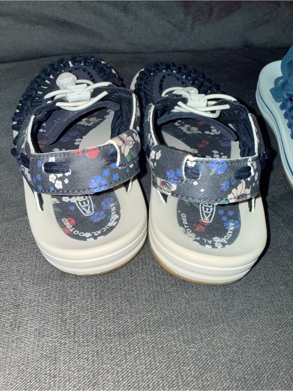 2 pair of KEEN Women's UNEEK Sandals Sz.8.5 - Picture 4 of 8